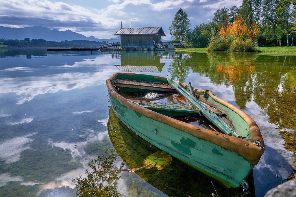 lake, boat, fall-7598805.jpg