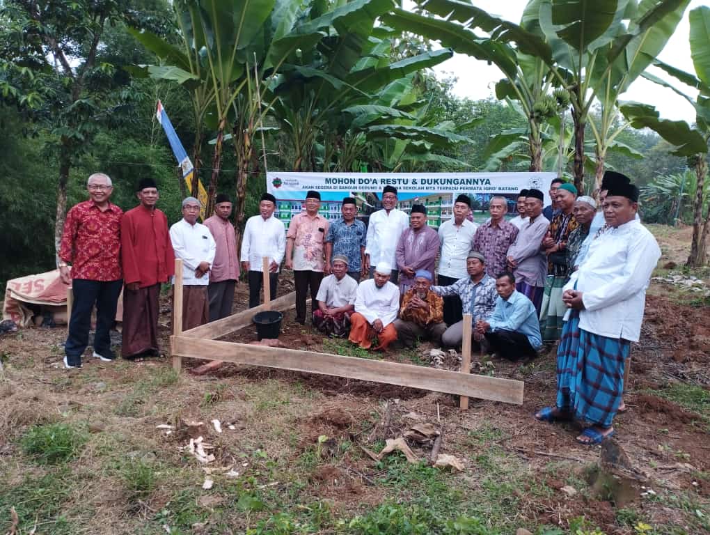 Read more about the article Peletakan Batu Pertama Gedung MTs Terpadu Permata IQRO’ – Batang – Jawa Tengah